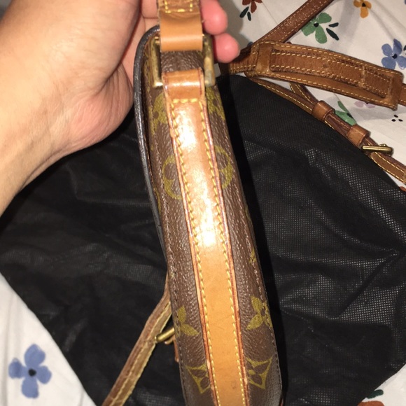 Super cute ☺️ Monogram CROSSBODY bag - Picture 6 of 14